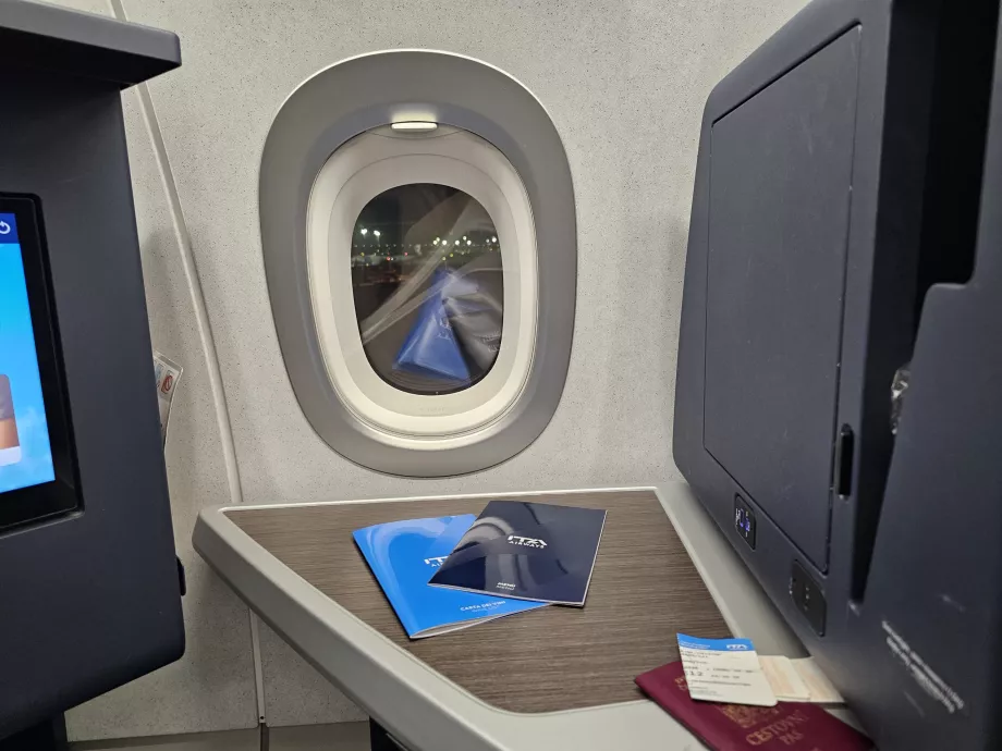 Mesa y zona de almacenamiento cerrada con espejo