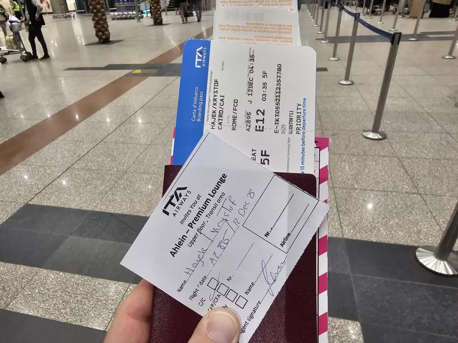 Tarjeta de embarque e invitación a la sala VIP del aeropuerto de El Cairo
