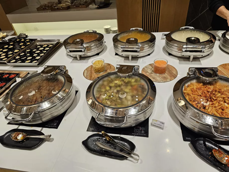 Ahlein Lounge, menú de comida caliente