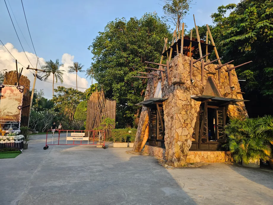 Entrada principal a los locales