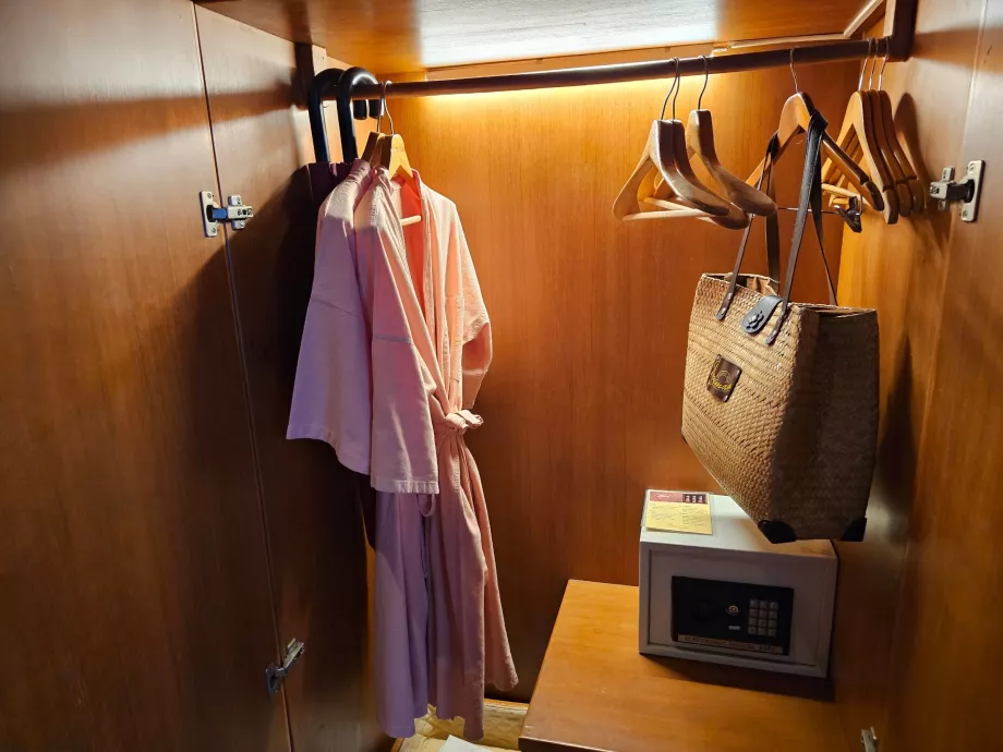 Albornoces y caja fuerte