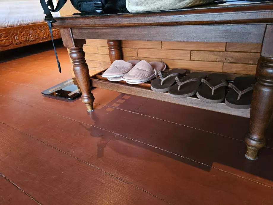 Zapatillas, chanclas y escalas