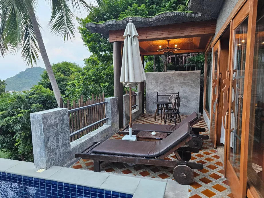 Terraza con tumbonas