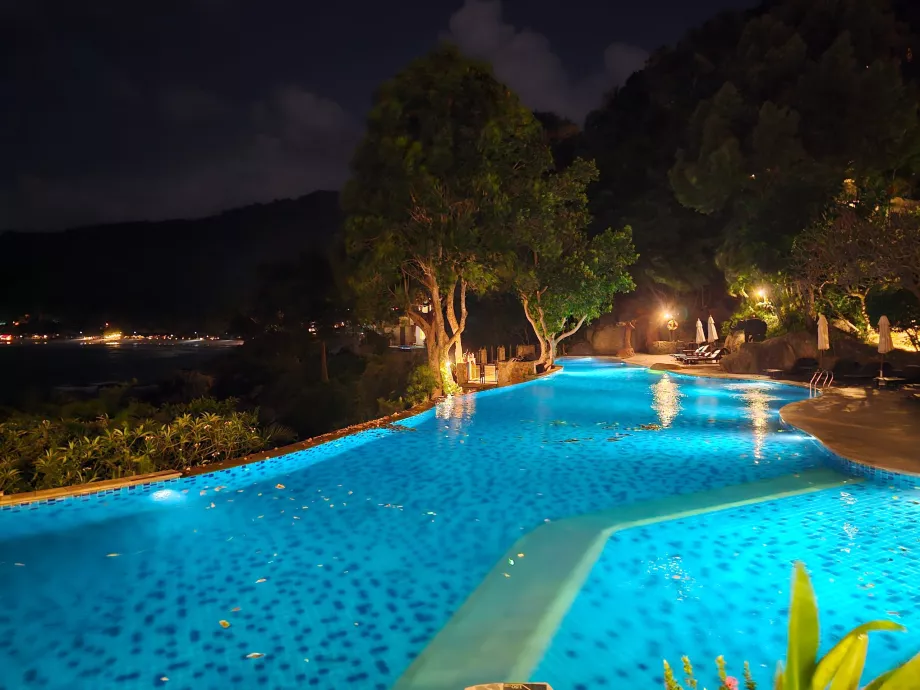 Gran piscina del hotel