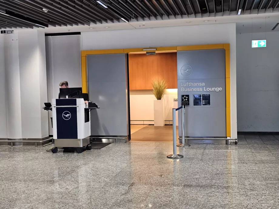 Entrada al salón