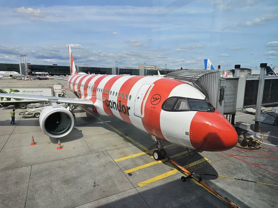 Airbus A320 rojo Condor