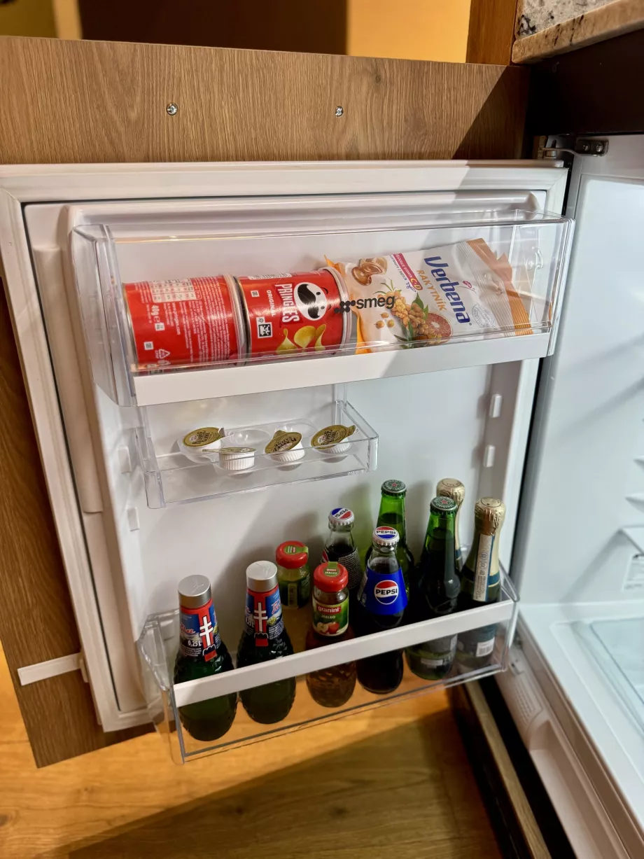 Nevera con minibar gratuito