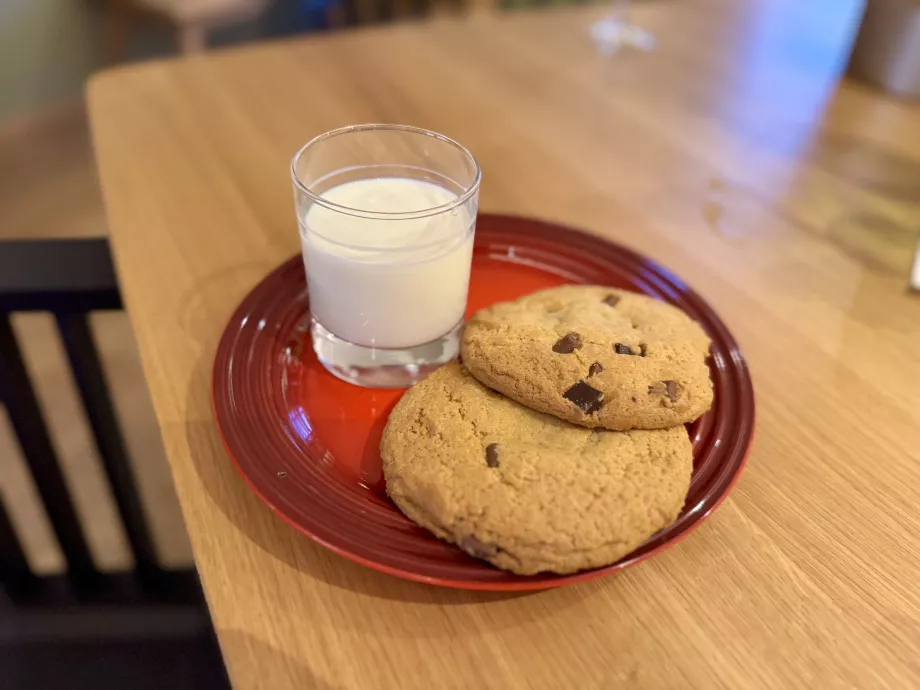 Leche fresca y galletas