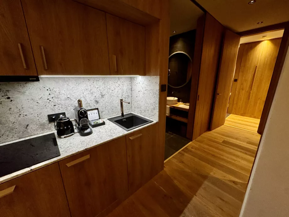 Cocina y pasillo a baños y habitaciones