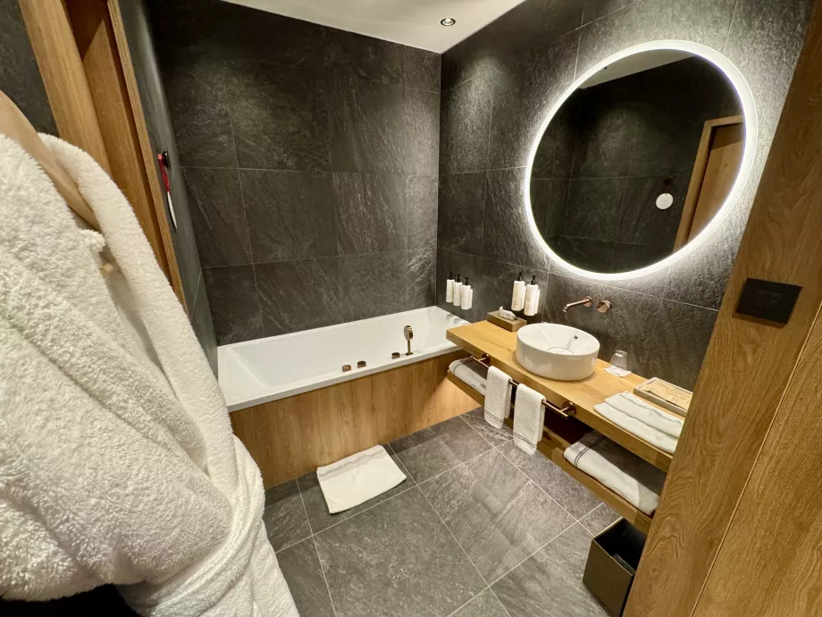Segundo cuarto de baño con bañera