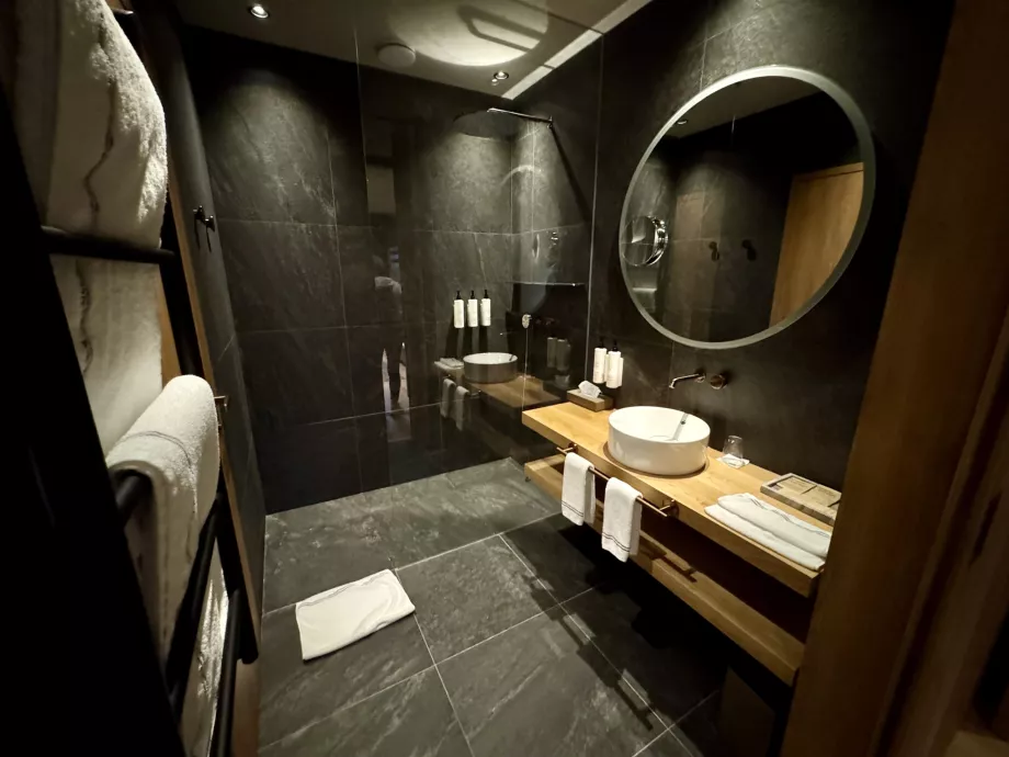 Primer cuarto de baño con ducha