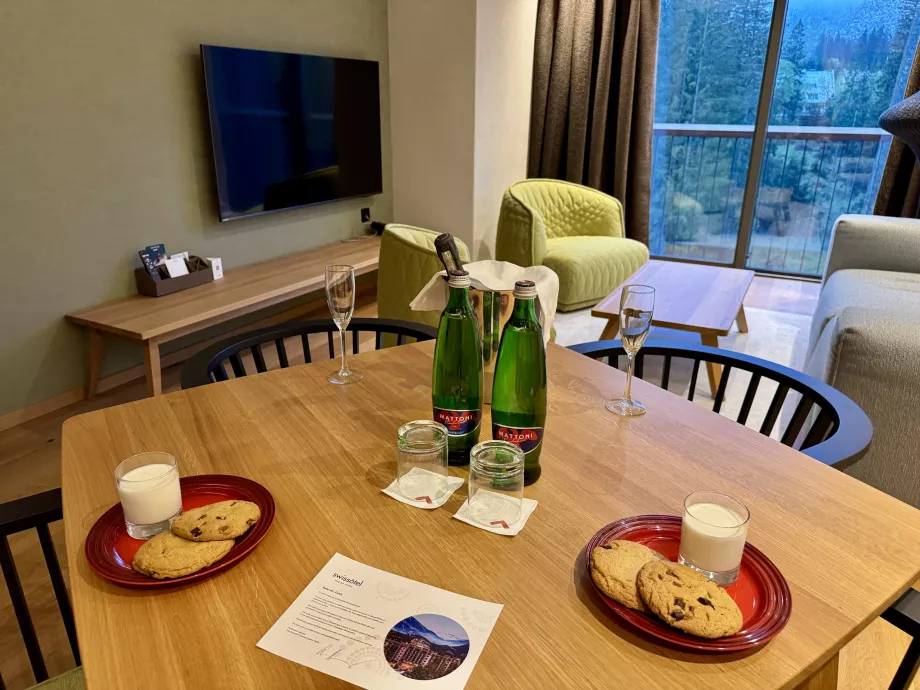 Mesa de comedor con leche y galletas de bienvenida