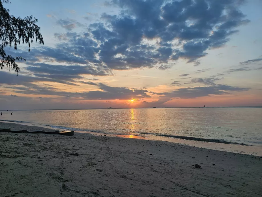 Puesta de sol en la playa Zen