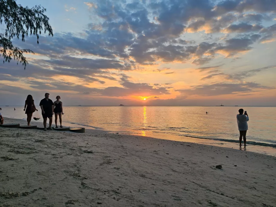 Puesta de sol en la playa Zen