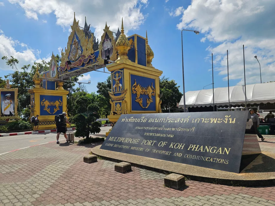 Entrada principal al puerto deportivo de Thong Sala