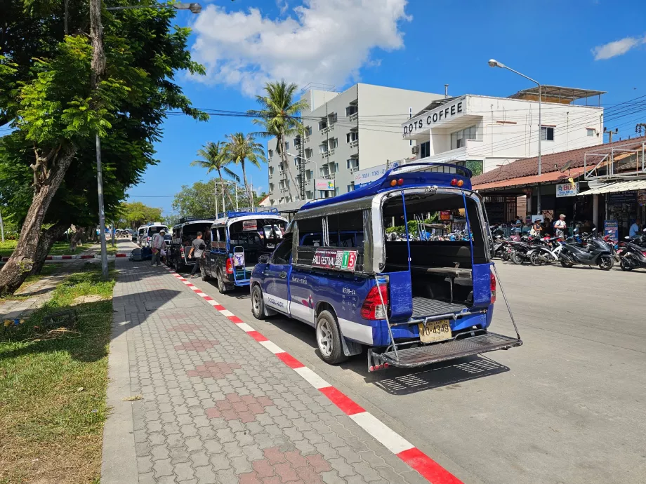 Parada de taxis compartida en el muelle de Thong Sala