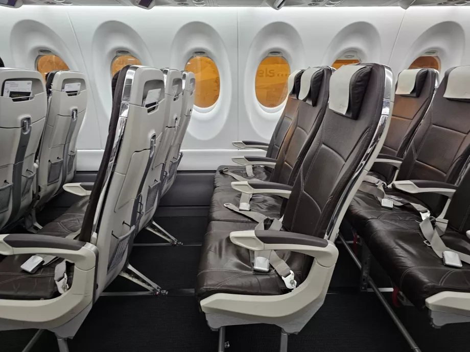 Plazas en clase turista, Airbus A220