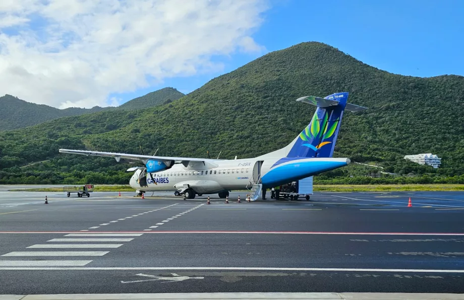 Avión ATR72 en el aeropuerto SFG de San Martín