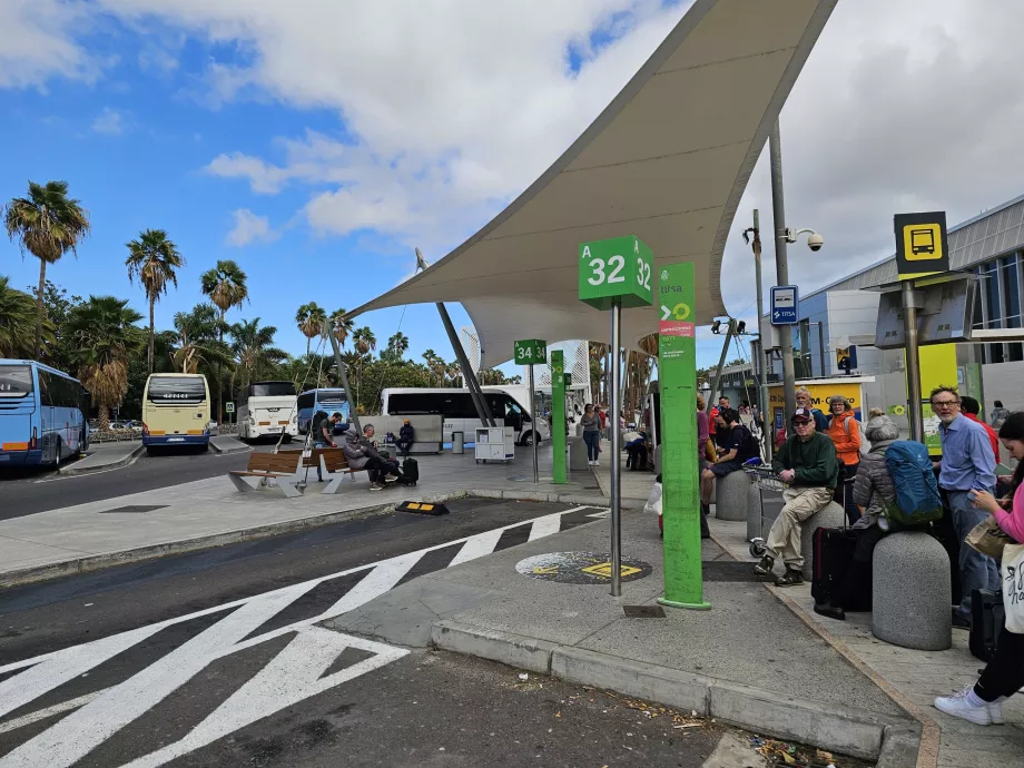Parada de autobús en dirección a Santa Cruz y Los Cristianos