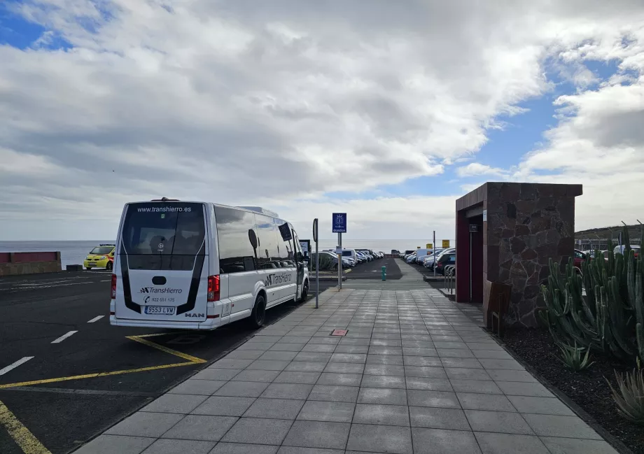 Parada de autobús frente a la terminal