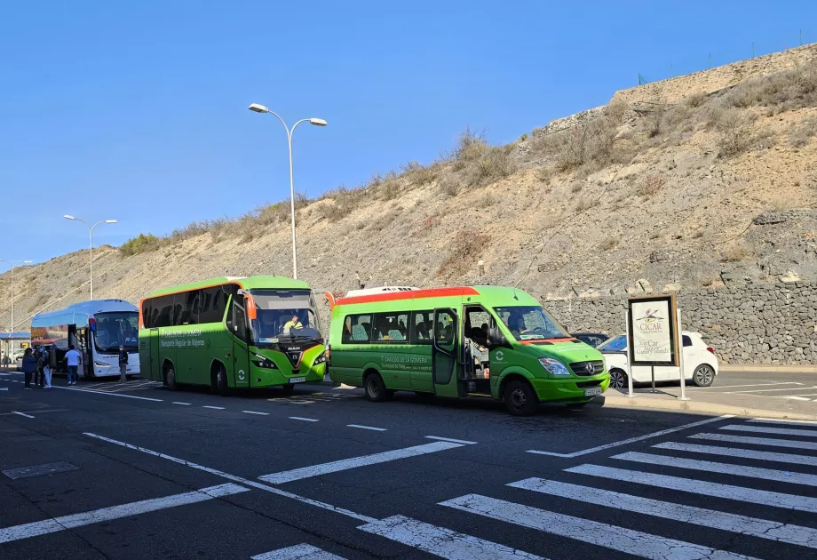 El autobús de transporte público para frente a la terminal