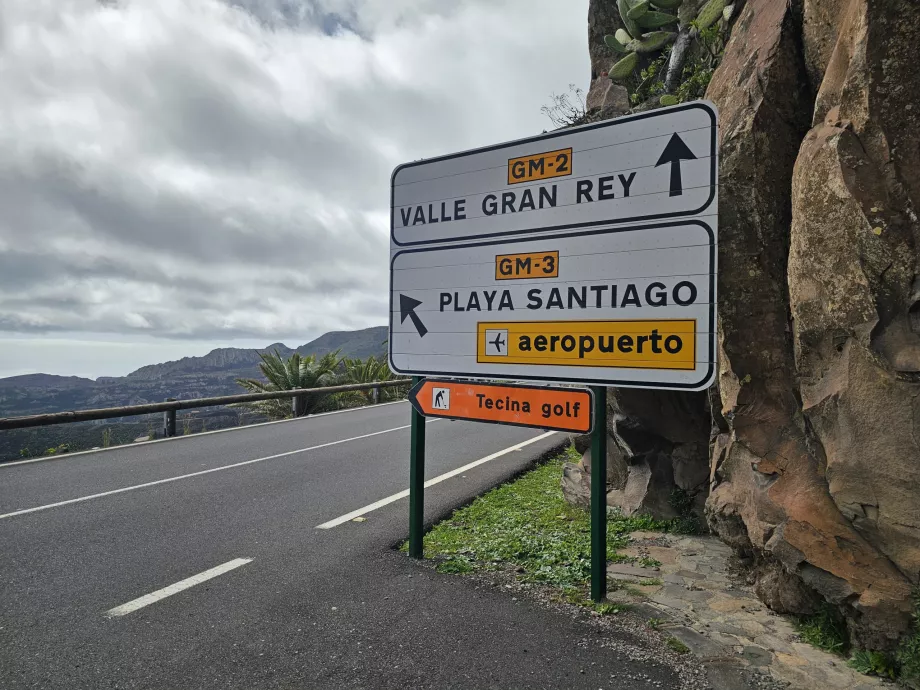 Señales de dirección en las carreteras