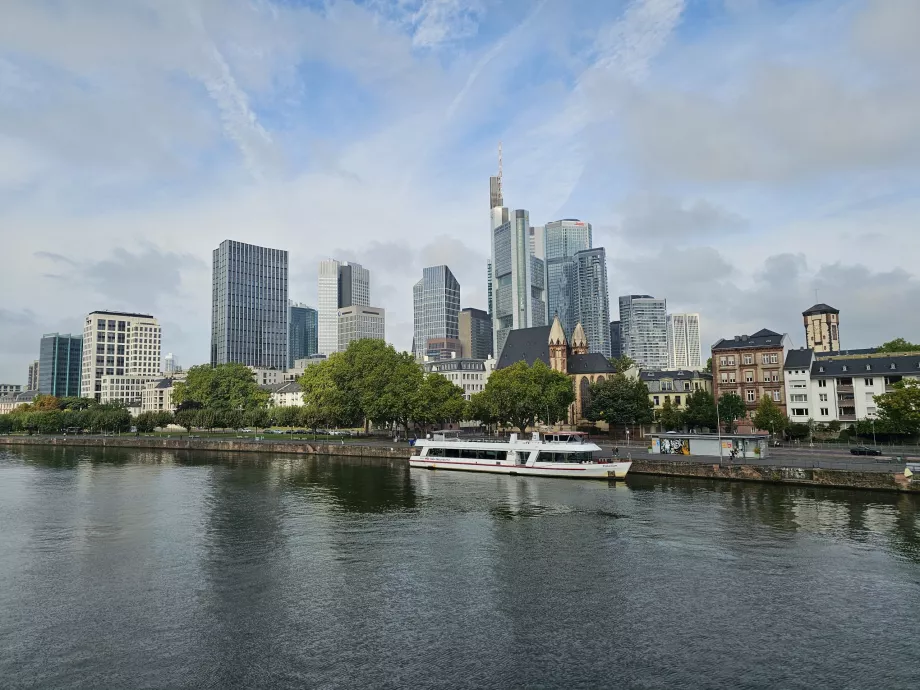 Vista desde el Eiserner Steg hacia el centro moderno