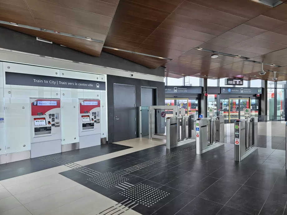Máquinas expendedoras de billetes y torniquetes para acceder a la estación de tren