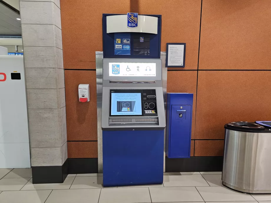 Cajero automático RBC en el vestíbulo de salidas