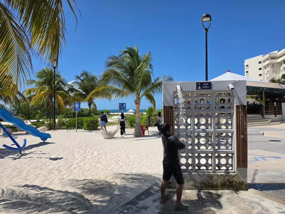 Duchas públicas en Playa Langosta