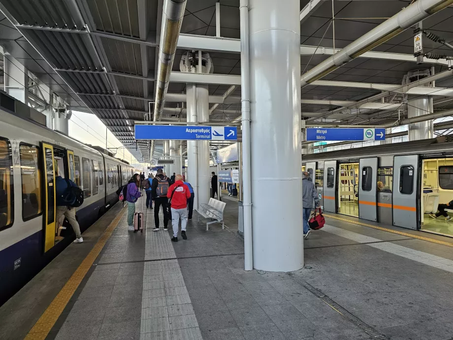 División de vías en el andén: tren de cercanías a la izquierda, metro a la derecha