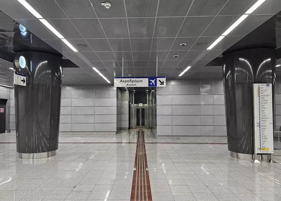Señalización del andén en dirección al aeropuerto - en el centro de la ciudad