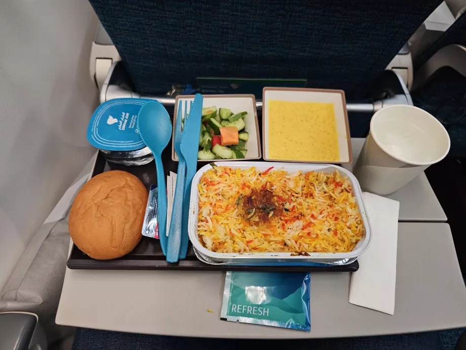 Comida principal del vuelo FRA-MCT