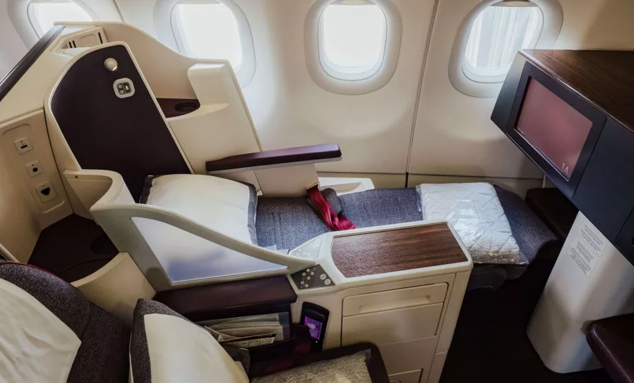 Cama de matrimonio en clase turista Qatar Airways
