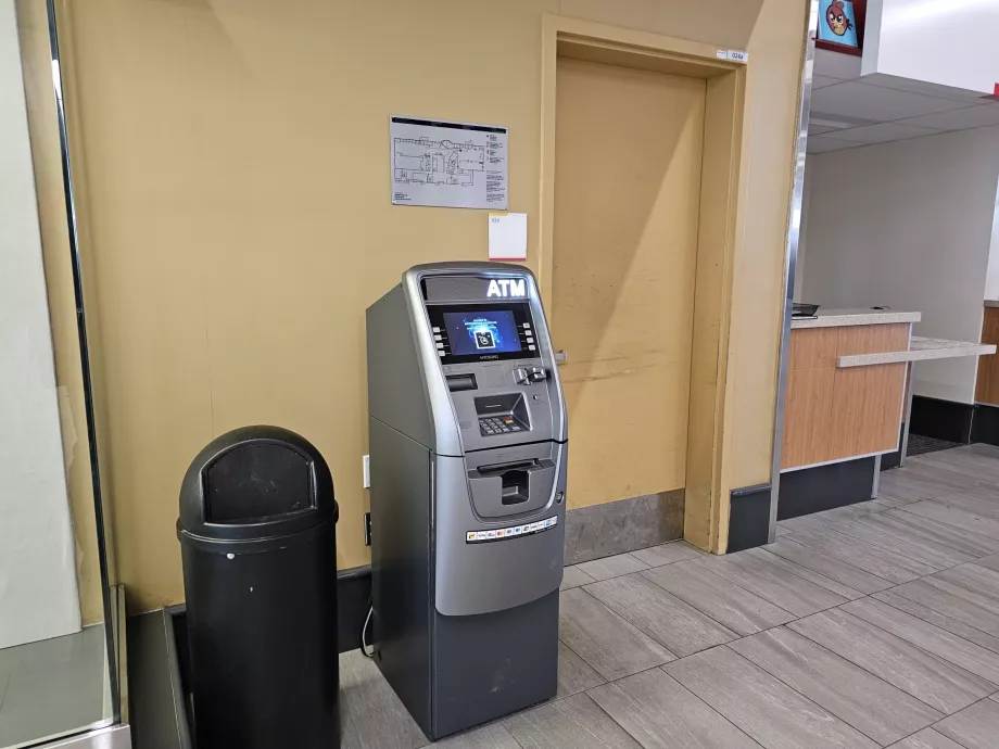 Cajero automático en el vestíbulo de llegadas