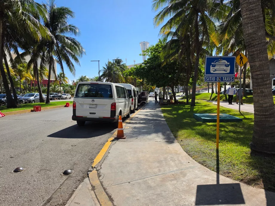 Parada de taxis en Punta Cancún