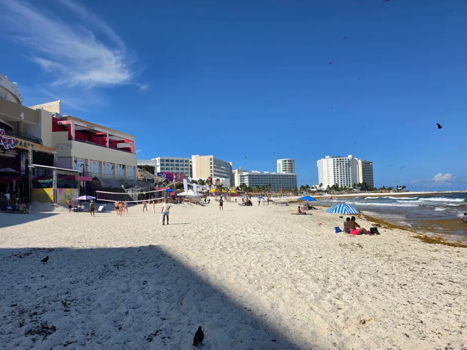 Playa Gaviota Azul frente a Coco Bongo