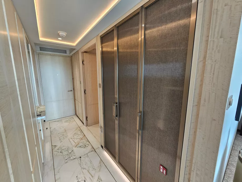 Pasillo de la habitación y armarios