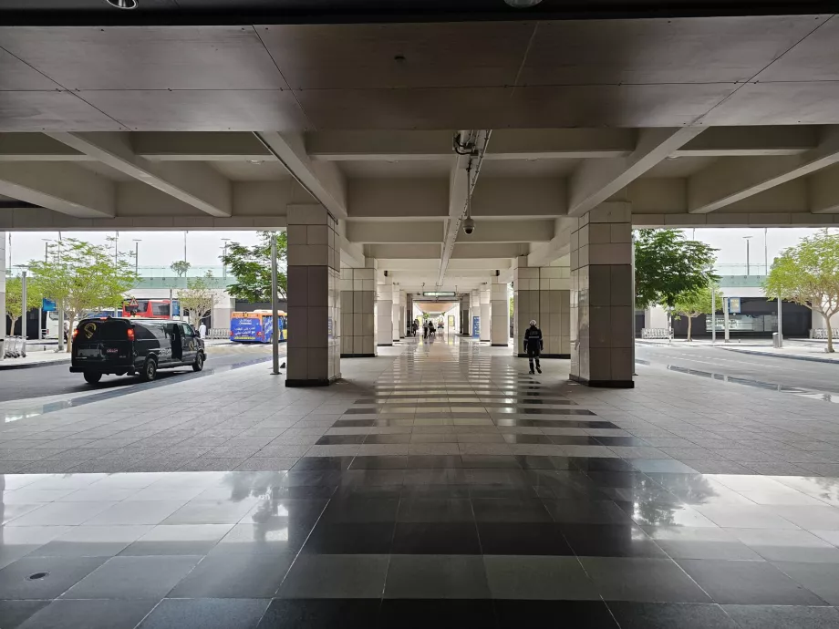 El camino hacia los autobuses de transporte público