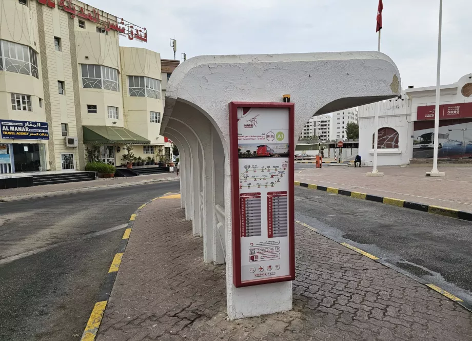 Parada en dirección al aeropuerto en la estación de autobuses de Ruwi
