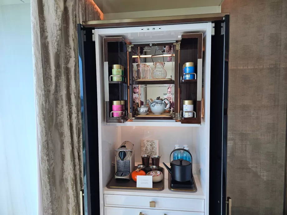 Minibar y cafetera