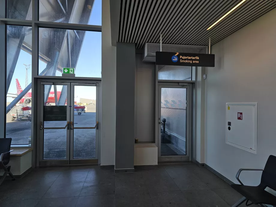 Sala de fumadores en la sección de tránsito
