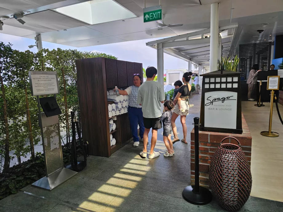 Entrada a la piscina de la azotea