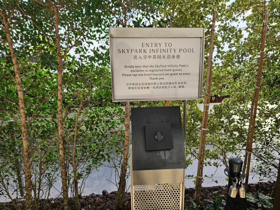 Lector de tarjetas de habitación en la entrada de la piscina