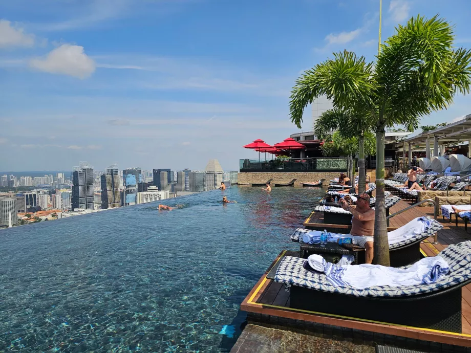 Piscina en la azotea y tumbonas