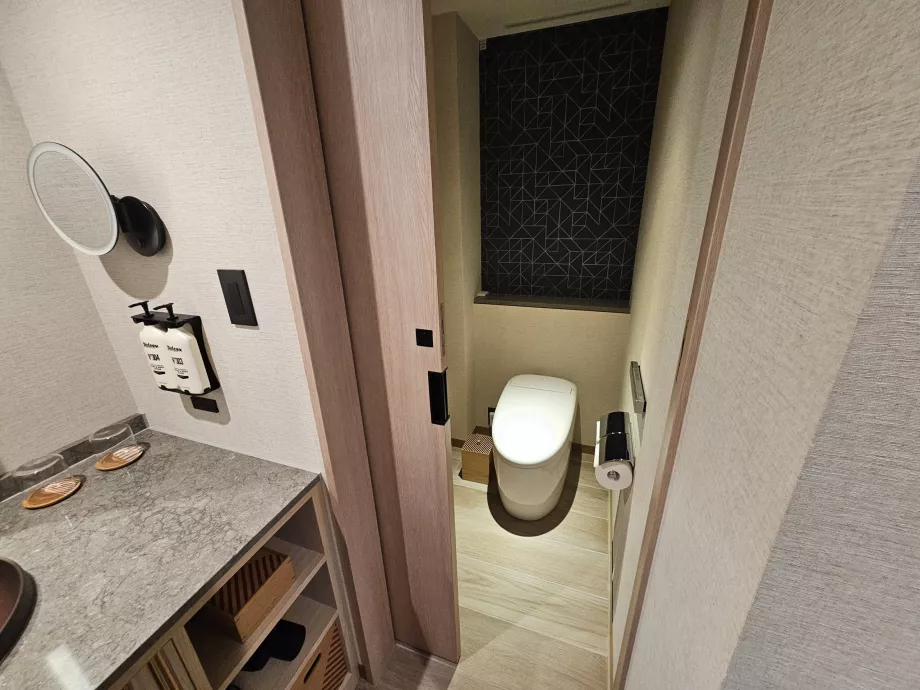 WC separado del resto del cuarto de baño por una puerta