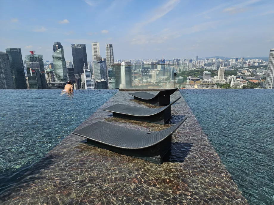 Piscina en la azotea y tumbonas