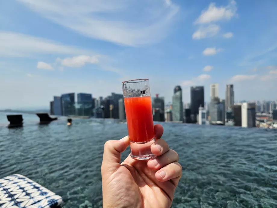 Bebida gratuita junto a la piscina