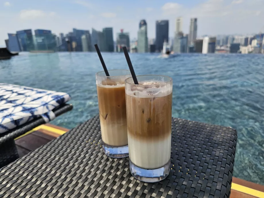 Café junto a la piscina