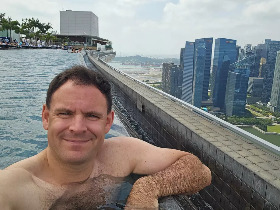 Yo en la piscina de la azotea del Marina Bay Sands